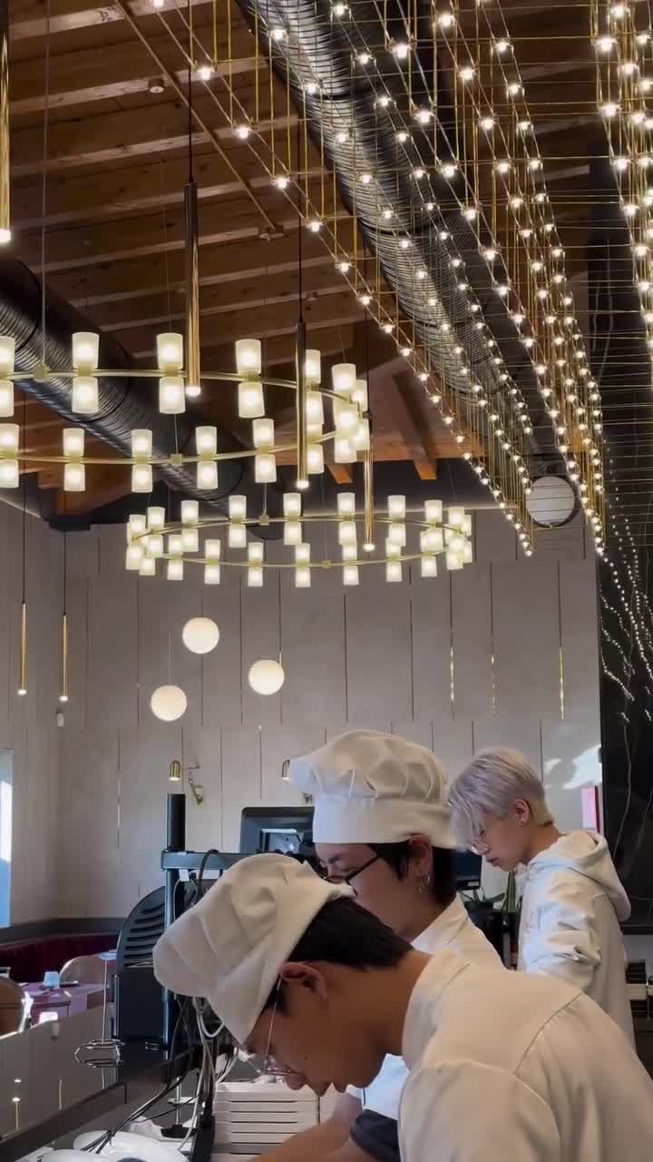 Scopri i nostri spazi eleganti e unici, perfetti per rendere speciali le tue cene e pranzi. 🍣